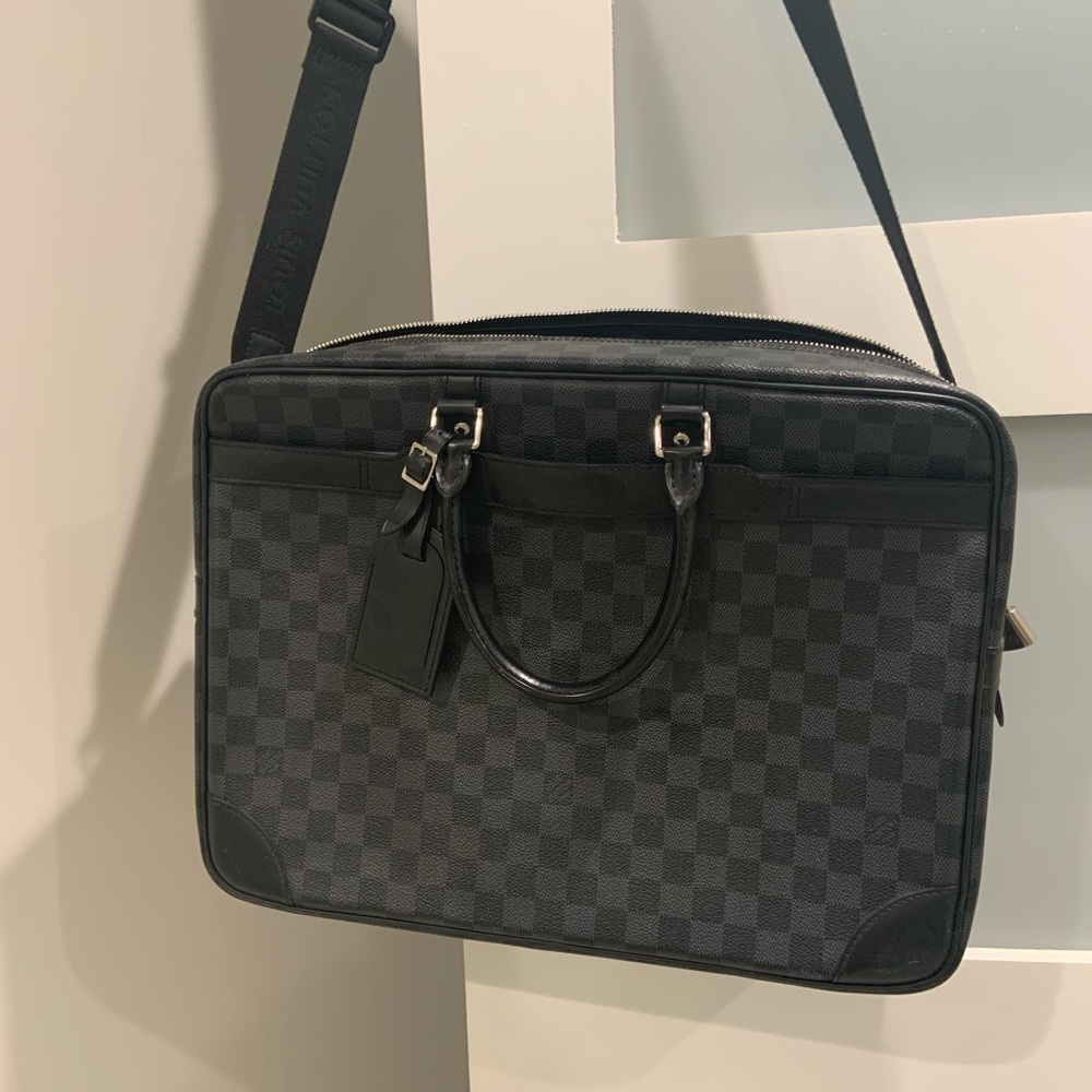 Men Louis Vuitton Bag Practically New!! Excellent Condition!!